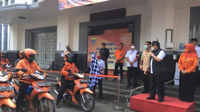 Gunakan Honda Supra X 125 Fi petugas PT Pos Indonesia siap salurkan bantuan untuk DTKS. 