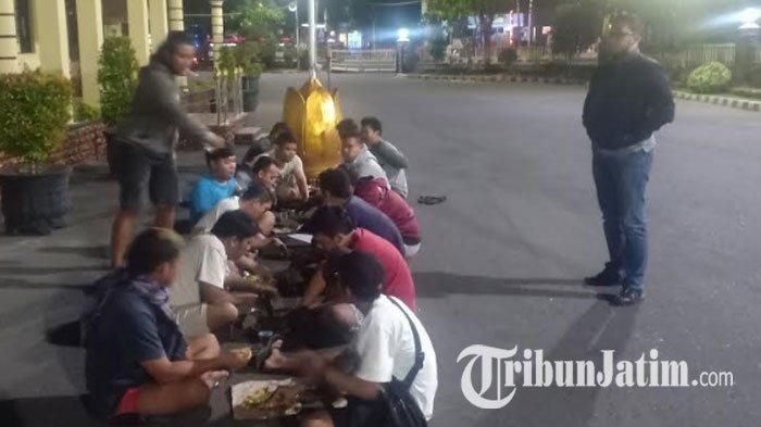 Para remaja yang terlibat balap liar makan sahur bersama di Mako Polres Madiun Kota, Kamis (07/05/2020).