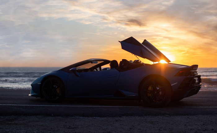 Lamborghini Huracan Evo Spyder RWD memiliki atap yang dapat dibuka secara elektris