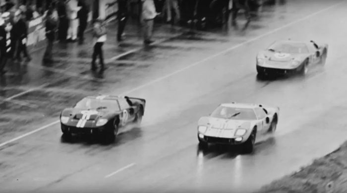 Ford GT40 finish urutan 1-2-3 di 24 Hours of Le Mans 1966