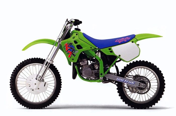 Sosok Kawasaki KX 125 dari samping kiri