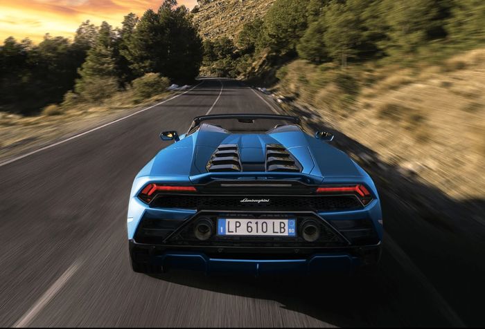 Lamborghini Huracan Evo Spyder RWD memiliki kecepatan maksimal 324 km/jam