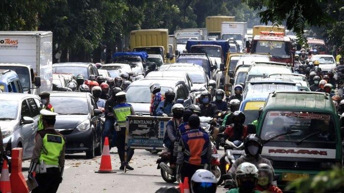 Situasi Check Point PSBB di perbatasan Kota Cimahi dan Kota Bandung, Sabtu (2/5)