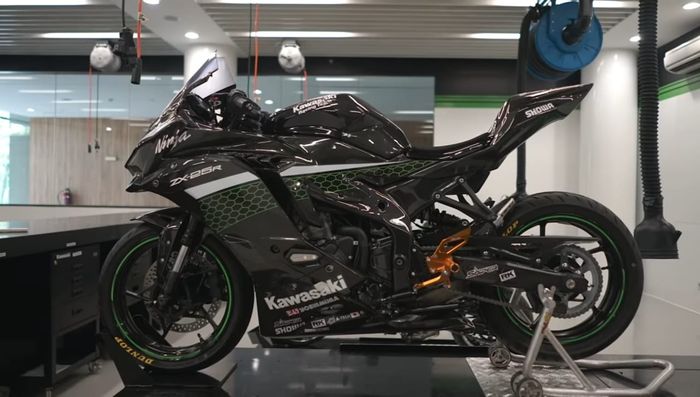 Kawasaki Ninja ZX-25R Pakai bodi carbon A-Tech