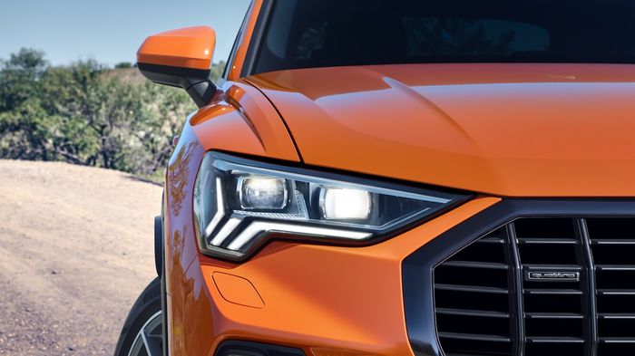 Desain lampu depan All New Audi Q3 2020 dibuat menyipit, dan sudah menggunakan teknologi LED cerdas yang bisa beradaptasi sesuai kebutuhan berkendara.