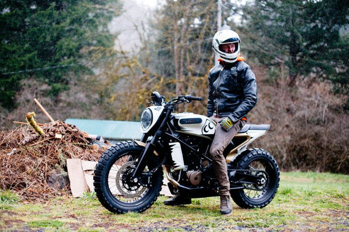 Kaki-kaki dan mesin juga terbilang simpel