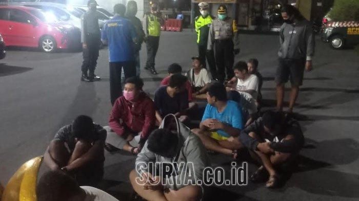 Sejumlah remaja yang melakukan aksi balap liar di kota Madiun 