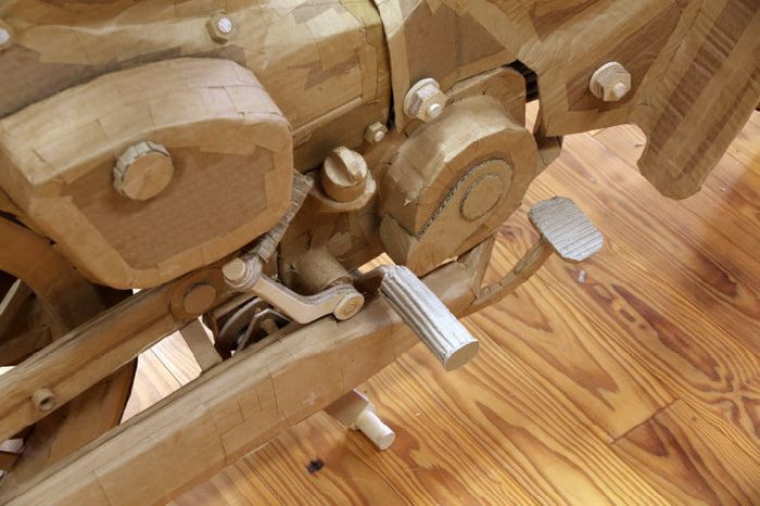 Replika Honda Super Cub C100 berbahan kardus.