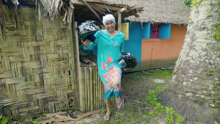 Mak Beti angkat beban menggunakan dua helm half face