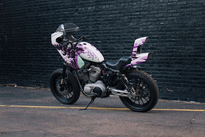 Kaki-kaki menggunakan produk Roland Sands Design