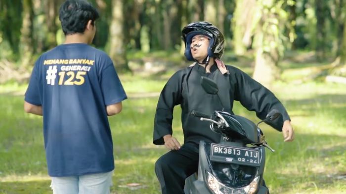 Tetangga Madura Beti meminta Yamaha FreeGo-nya kepada Bapak Beti untuk dikembalikan.