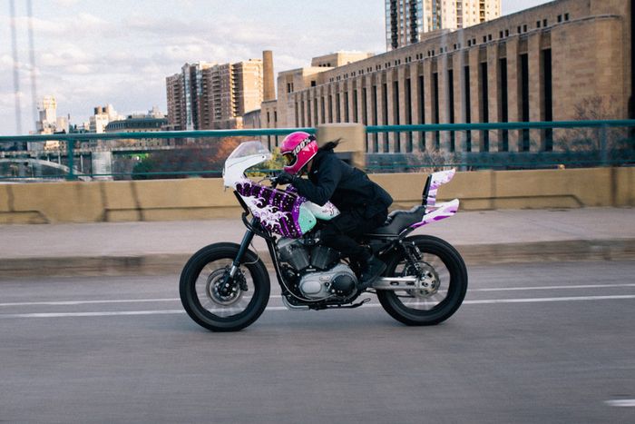 Sebuah motor kustom yang memadukan dua unsur berbeda