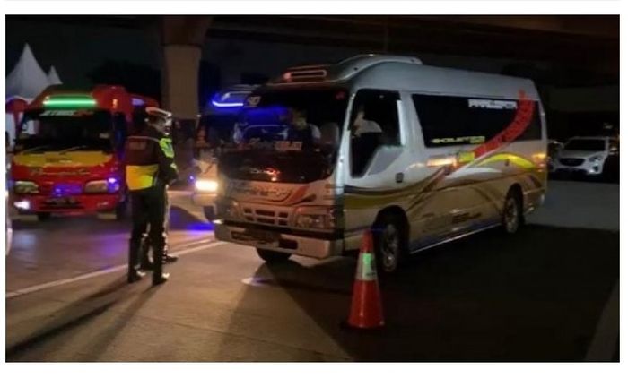 Travel nakal ditilang karena angkut pemudik