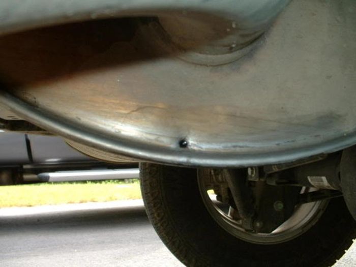 Ilustrasi lubang pembuangan air pada muffler knalpot mobil