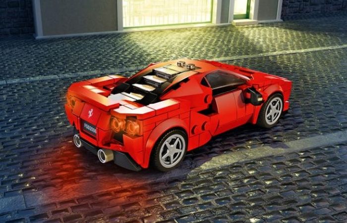 LEGO Ferrari F8 Tributo jika dilihat dari belakang