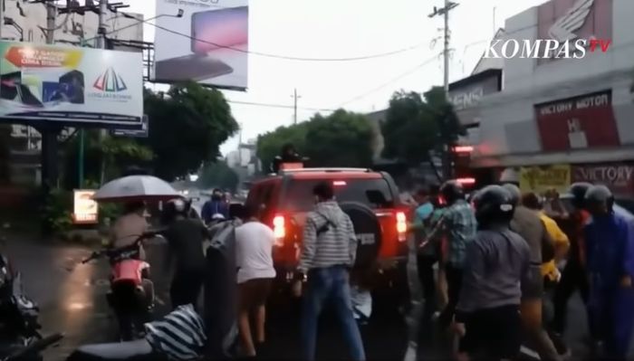 Hummer H3 yang ditunggangi Yuni dikerumuni warga