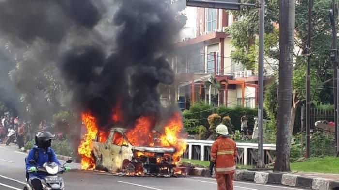 Toyota Alphard terbakar di Jl Iskandar Muda, Pondok Indah, Jakarta Selatan