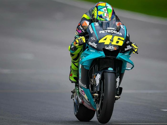 Begini loh tampilan Valentino Rossi ketika membalap dengan Yamaha YZR-M1 di tim Petronas Yamaha SRT
