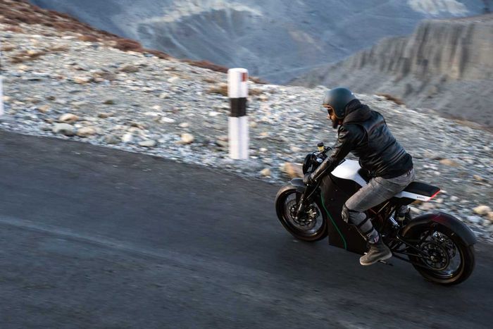 Dengan jarak tempuh mencapai 230km, tentu itu suatu nilai plus yang luar biasa