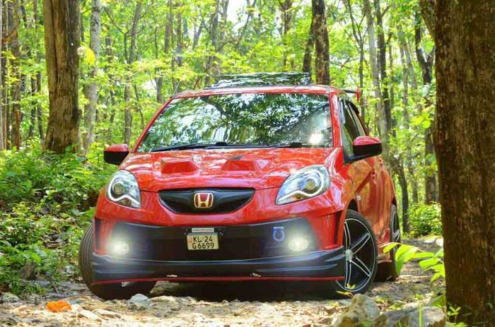 Tampilan depan Honda Brio lama bergaya racing