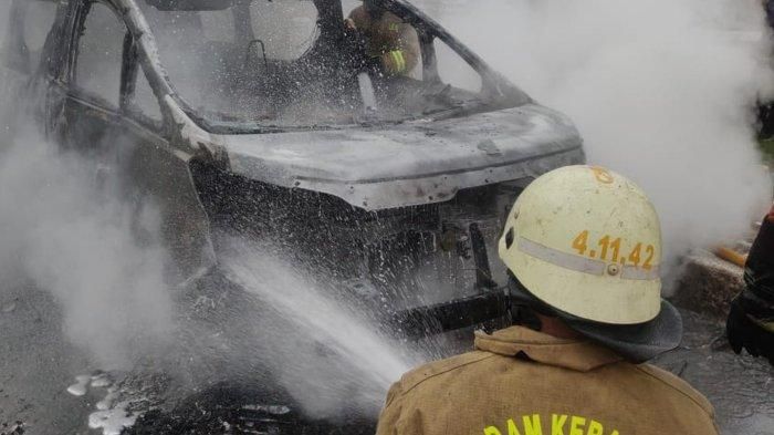 Proses pemadaman Toyota Alphard yang terbakar di Jl Iskandar Muda, Pondok Indah, Jakarta Selatan