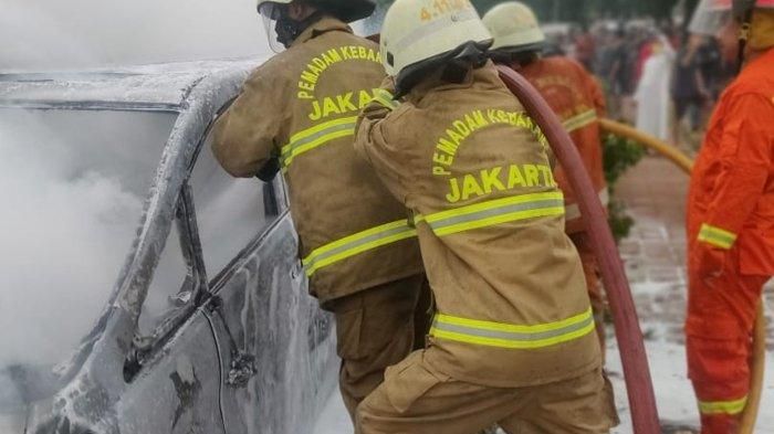 Toyota Alphard terbakar dan tengah dipadamkan oleh PKP Jaksel