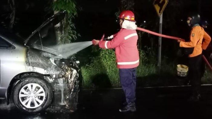 Proses pemadaman api yang membakar Toyota Kijang Innova di Ring road Barat kota Madiun