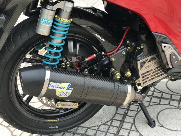 Shock belakang pakai Nitron dan ada muffler LeoVince juga