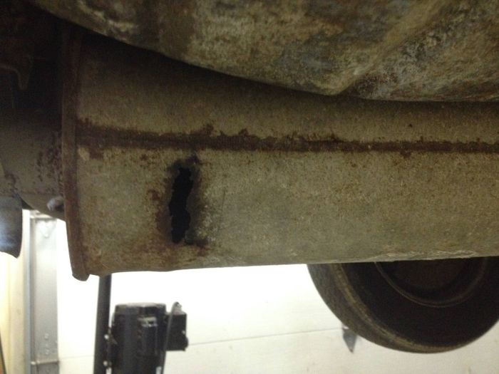 Karat pada knalpot mobil dapat menyebabkan kebocoran