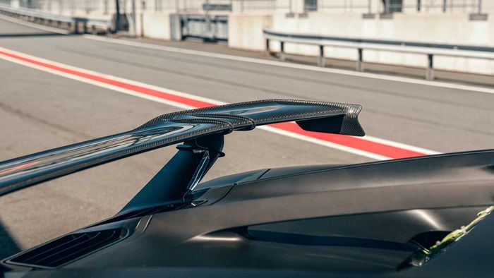 Bugatti Chiron Pur Sport menggunakan wing besar berbahan karbon fiber
