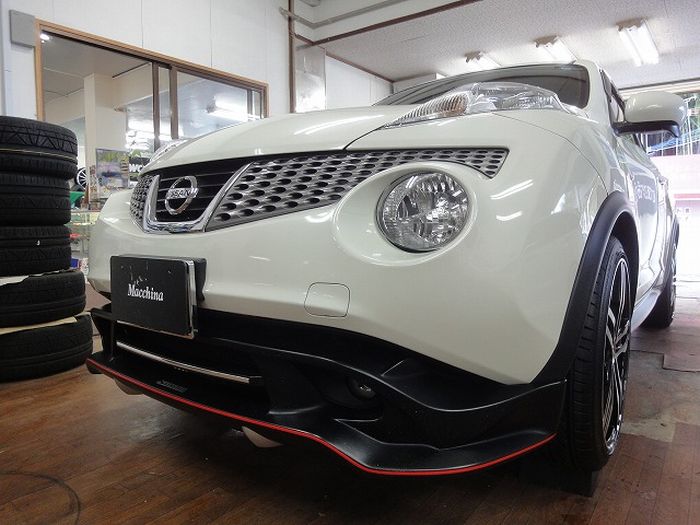 Tampilan depan Nissan Juke lawas dengan modifikasi simpel