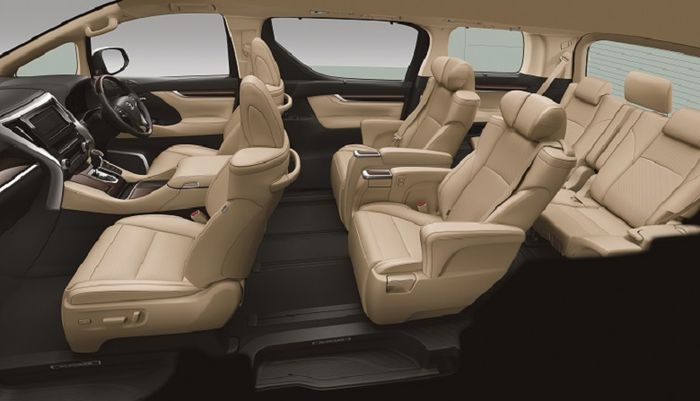 Kapasitas tujuh penumpang dengan desain interior premium. 