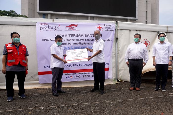 Serah terima bantuan dari Toyota Indonesia kepada PMI dan Kemenkes