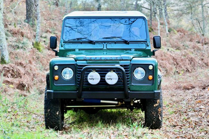 Tampilan depan restorasi modifikasi Land Rover Defender karya Legacy Overland