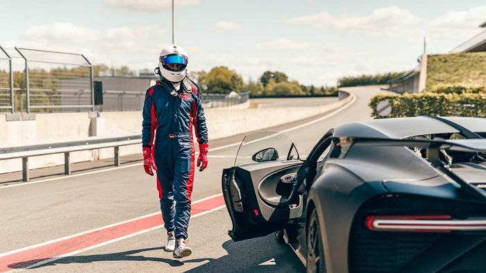 Sopir akan masuk ke Bugatti Chiron Pur Sport saat diuji di Sirkuit Bilster Berg, Jerman
