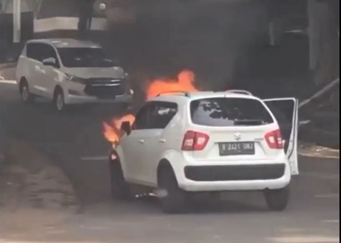 Suzuki Ignis ludes sisa rangka terbakar di Jalan Muria, Lempongsari, Gajah Mungkur, kota Semarang, Jateng