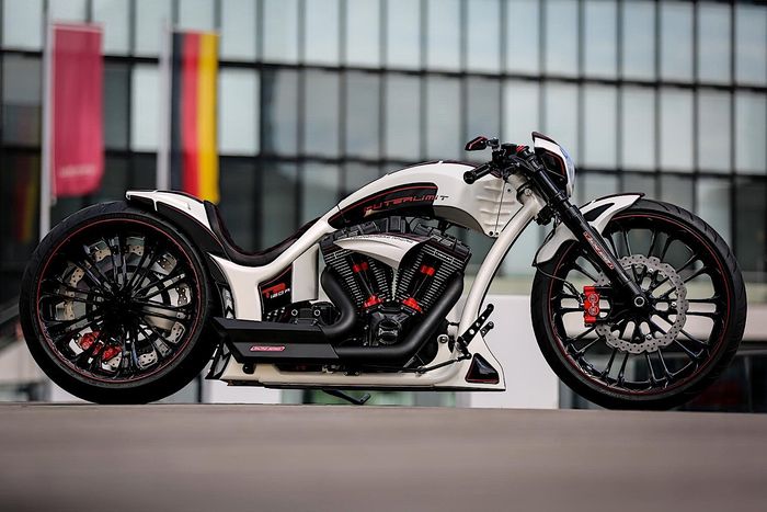 Hampir semua bagiannya adalah hasil kustom dari Thunderbike