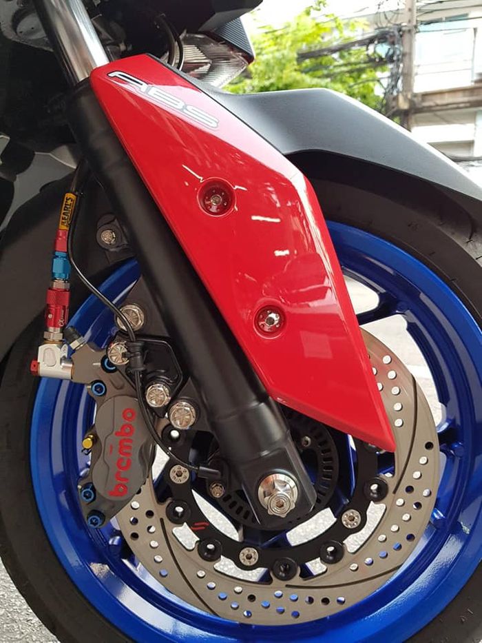 Kaliper depan pakai Brembo 4 piston