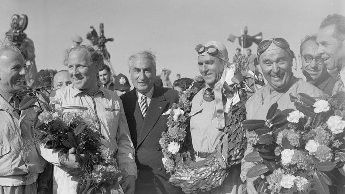 Para pembalap F1 tahun 1950 hanya mengenakan overall katun, topi kain dan kacamata.