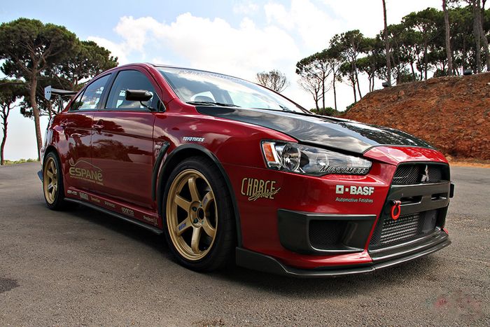 Modifikasi Mitsubishi Evo X bergaya racing