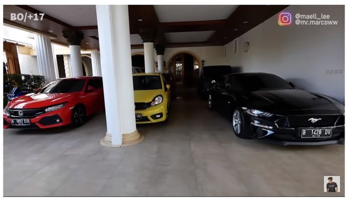 Mobil-mobil mewah di garasi rumah milik Sule Entis Sutisna