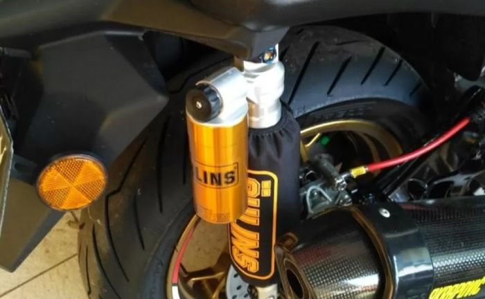 Sokbreker dipakaikan sarung 