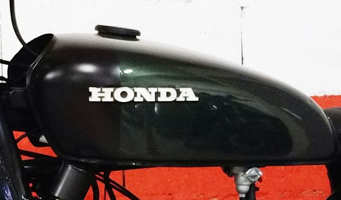 Tangki bergaya klasik dengan tulisan Honda