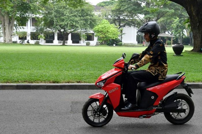 Presiden Joko Widodo jajal skuter listrik anak bangsa, Gesits yang siap produksi massal, di Istana Kepresidenan, Jakarta, Rabu (7/11/2018)(PT GESITS)