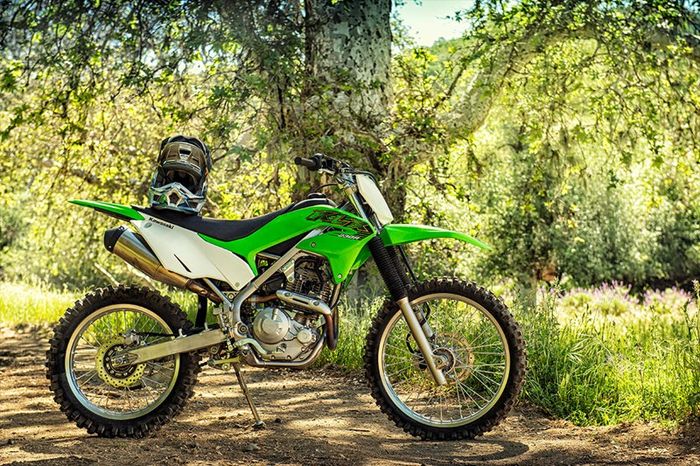 Sosok Kawasaki KLX230R jika dilihat dari samping.