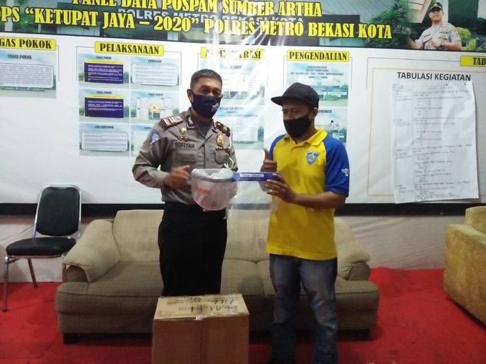 Pemberian bentuan APD ke Bapak Iptu Sofiyan, Kapospam Sumber Arta Kalimalang Polres Metro Bekasi