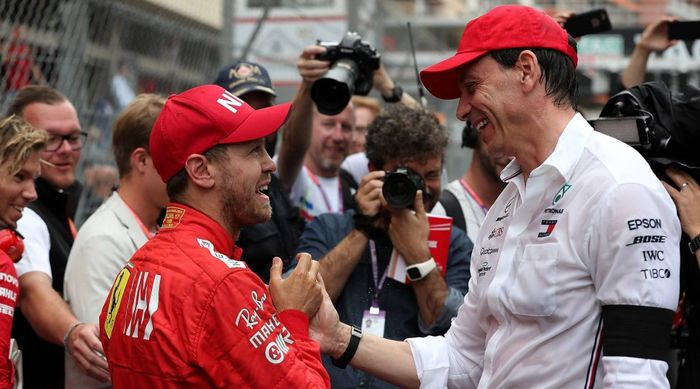 Toto Wolff (kanan) dan Sebastian Vettel (kiri)