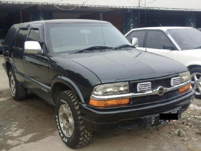 Mobil bekas Opel Blazer 