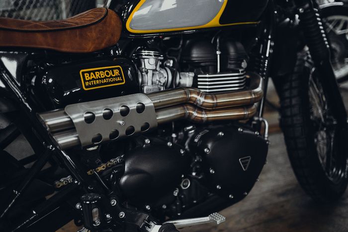 Knalpot ikut diganti untuk menguatkan karakter scrambler