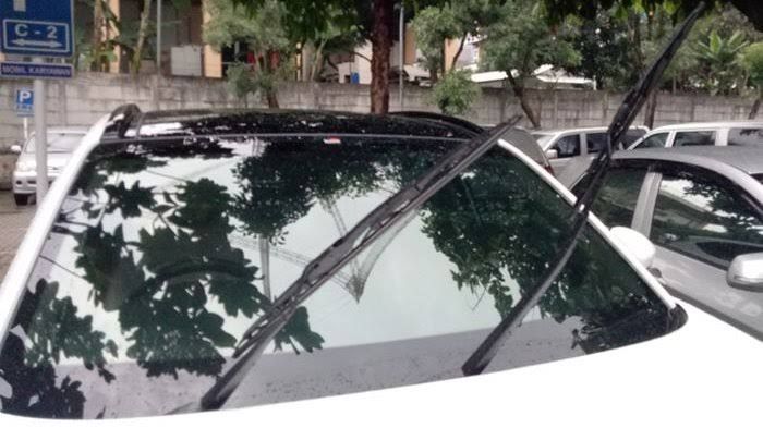 Ilustrasi angkat wiper saat mobil parkir di tempat panas